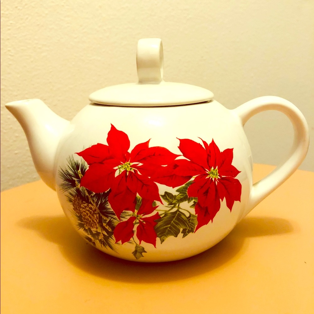 *SOLD* 🌲Adorable Vintage Poinsettia Teapot, Never Used